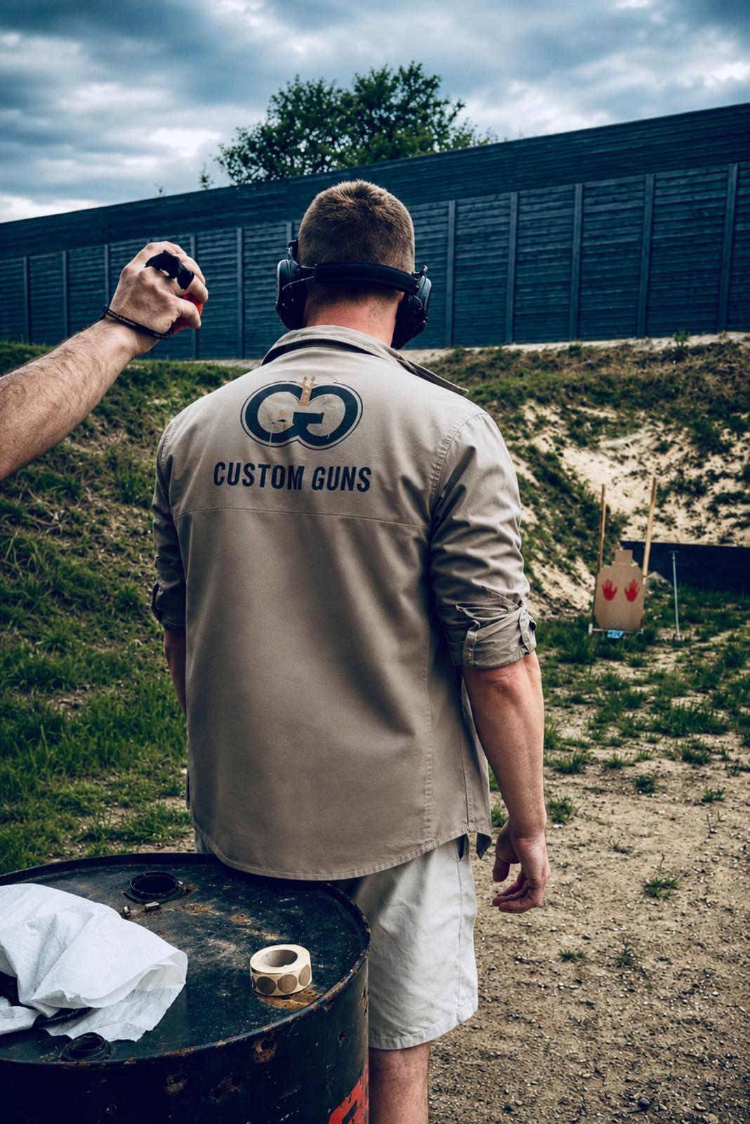 Michał z CustomGuns podczas pracy na strzelnicy